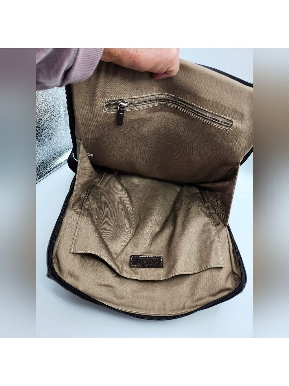 Travelsmith Elegant Black Leather Messenger Bag - Picture 10 of 14